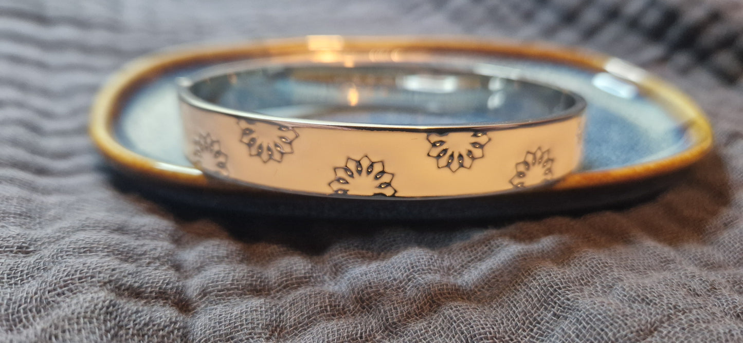 Stainless steel bangle bracelet               14cm