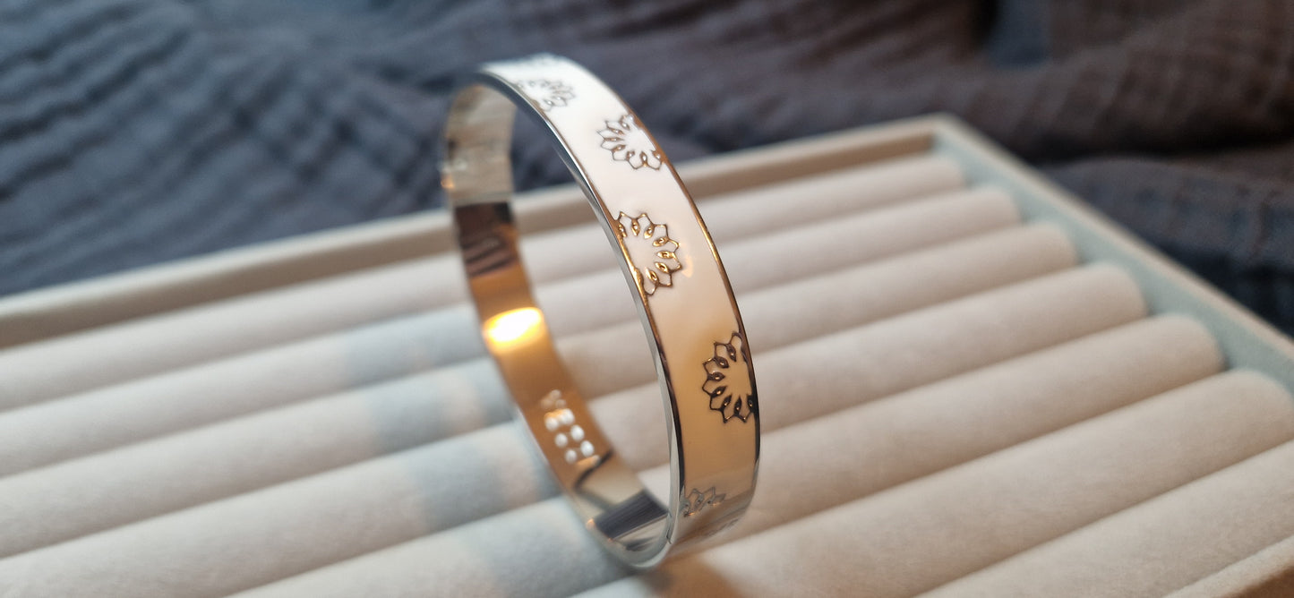 Stainless steel bangle bracelet               14cm