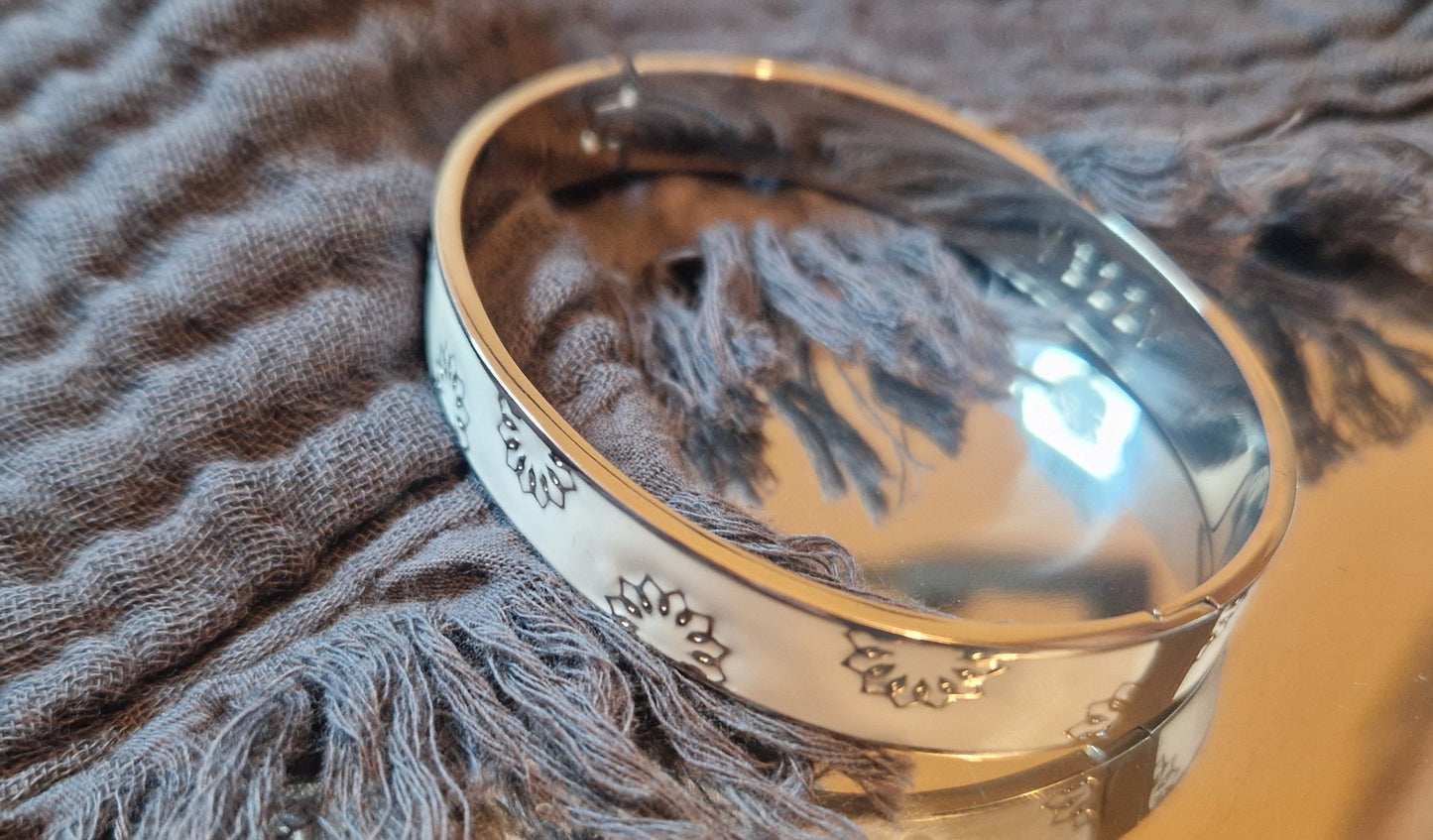 Stainless steel bangle bracelet               14cm