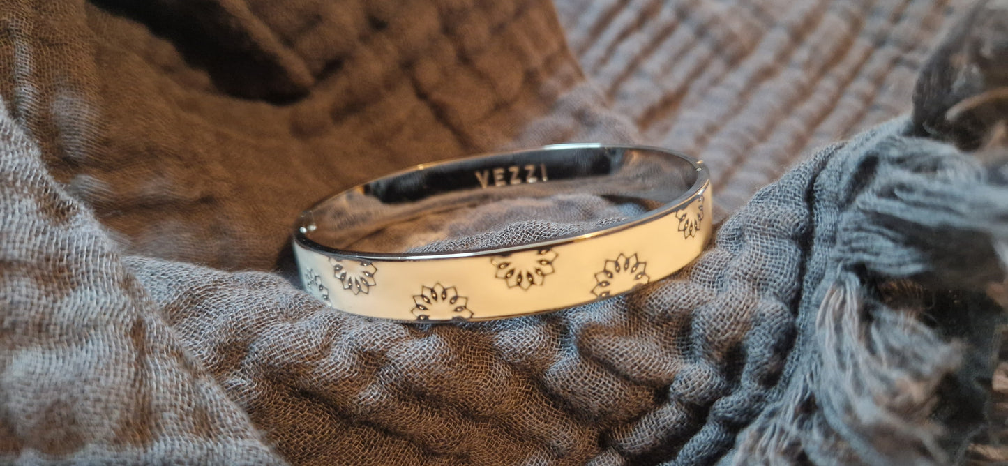 Stainless steel bangle bracelet               14cm