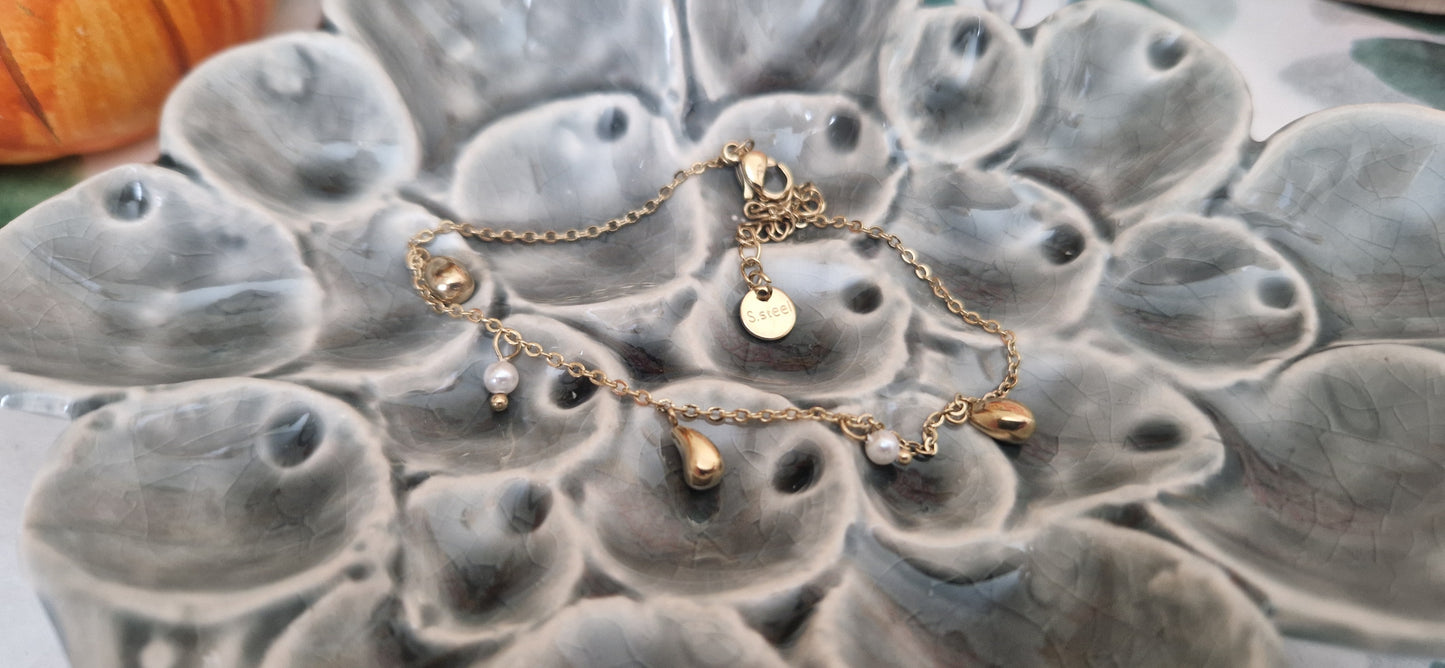 Delicate stainless steel bracelet with water drops charms in gold