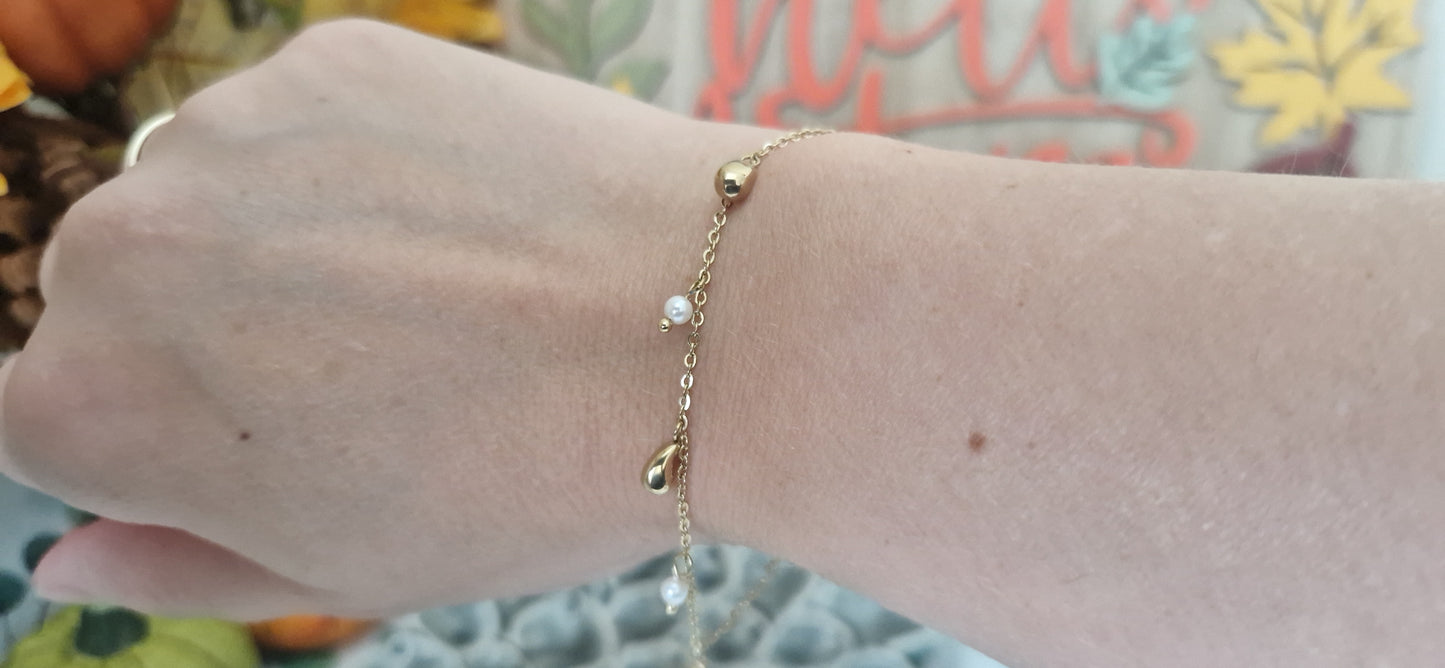 Delicate stainless steel bracelet with water drops charms in gold