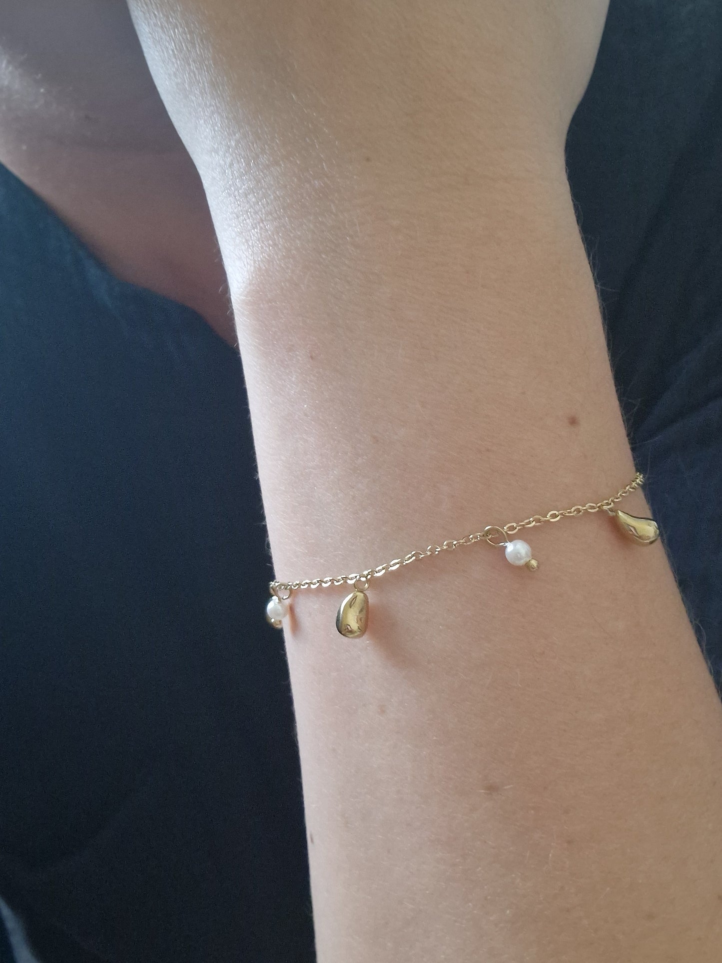 Delicate stainless steel bracelet with water drops charms in gold